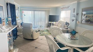 Een smart-tv, videogames, een dvd-speler en boeken