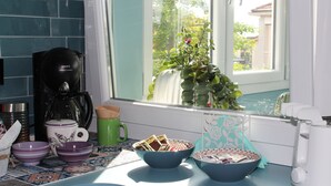 A kitchen counter with a coffee maker, a kettle, and a bowl of coffee pods. - Entire apartment on the first floor (Piumazzo)