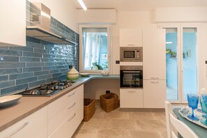 冷蔵庫、電子レンジ、オーブン、コンロ