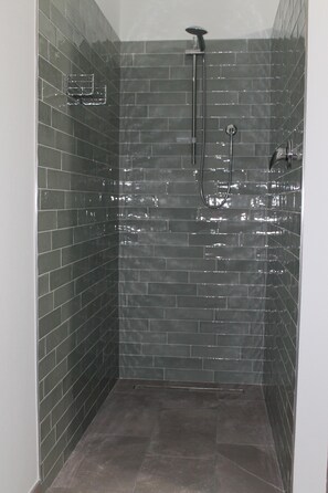 Douche, sèche-cheveux, bidet, serviettes fournies