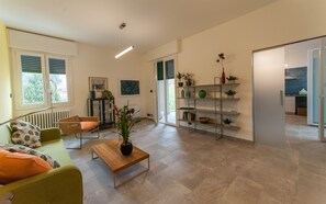 Televisor intel·ligent i llibres 