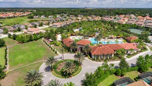 Un quartier résidentiel avec des maisons, une piscine et un terrain de golf.