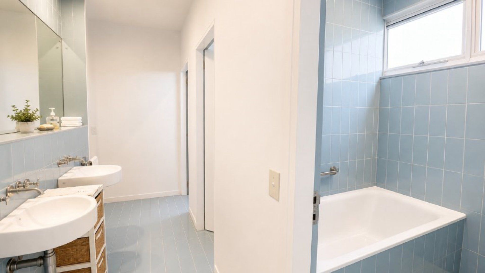 Une salle de bain avec deux lavabos, une baignoire et un espace douche.
