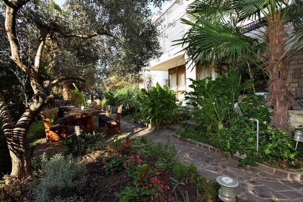 Outdoor dining - Apartment in Portorož, Safe Parking, Next to Beach (Portoroz)