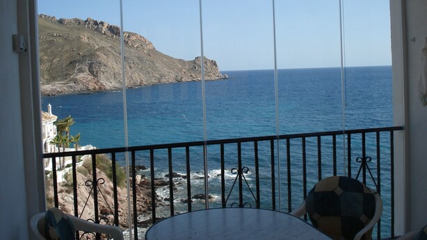 A balcony with a view of the sea and a rocky coastline. - APTO, WIFI in ACANTILADO 'VIEW TO THE SEA'. PARKING (Aguilas)