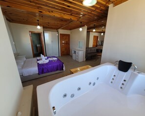 迷你吧、客房內保險箱、書桌、筆電工作空間