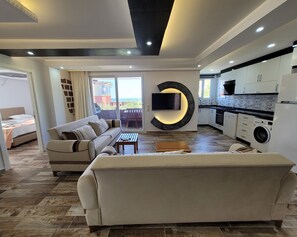 蜜月公寓 | 迷你吧、客房內保險箱、書桌、筆電工作空間