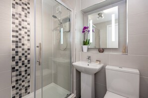 Shower, hair dryer, towels - Brown Street Apartment 1 (Glasgow)