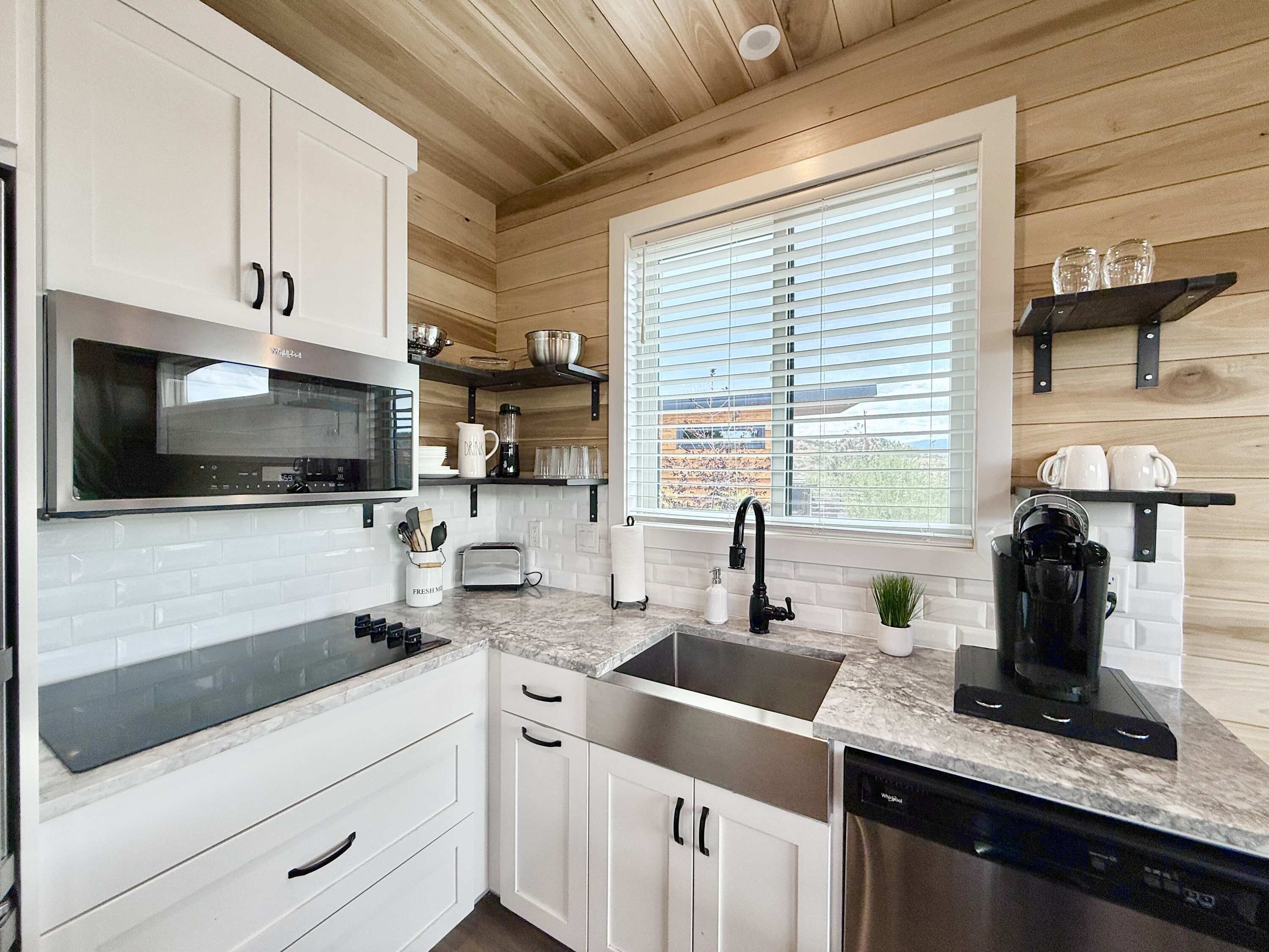 Réfrigérateur, micro-ondes, plaque de cuisson, lave-vaisselle