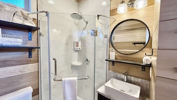 Douche, sèche-cheveux, serviettes fournies, shampoing
