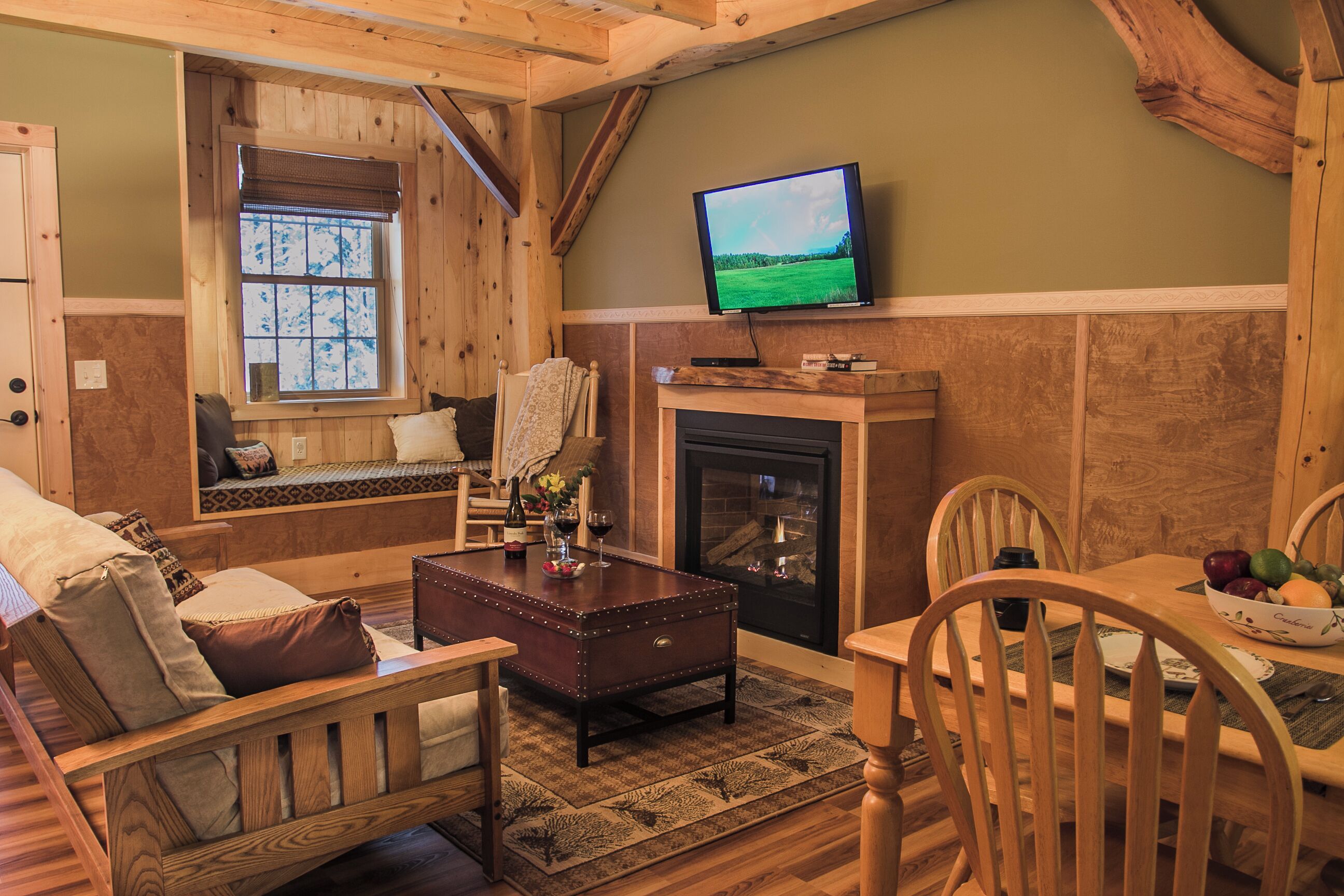 Een smart-tv, een open haard, een dvd-speler en boeken