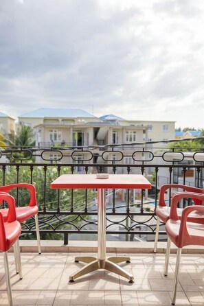 Outdoor dining - Lotus Villa Sun Apartment - 10 min walk beach (Flic en flac)