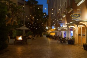 Outdoor dining - Orlando Sleeps 16 Westgate Lakes Presidential Villa - Panoramic Lakeside Views (Orlando)