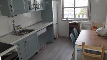 Micro-ondas, fogão, lava-louças, cafeteira/chaleira