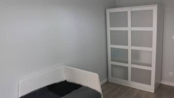 3 quartos, ferros/tábuas de passar roupa, Wi-Fi, roupa de cama