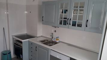 Micro-ondas, fogão, lava-louças, cafeteira/chaleira