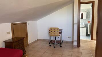 2 dormitorios, caja fuerte, escritorio y tabla de planchar con plancha