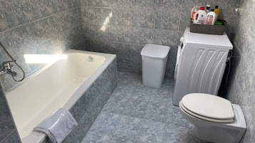 Bañera, secador de pelo, bidé y toallas