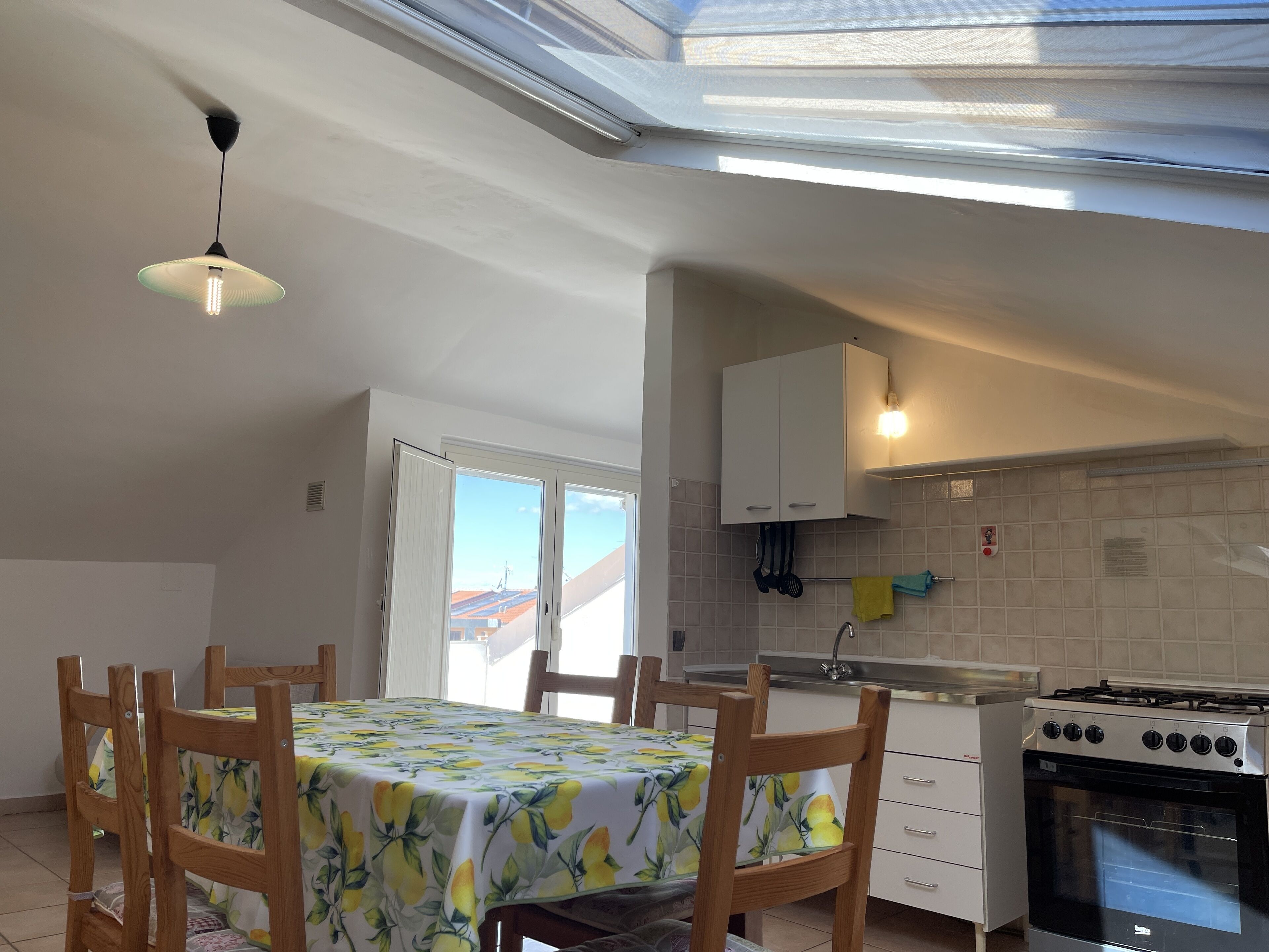 Refrigerador, horno, parrilla de estufa y cafetera y tetera 