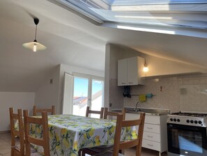 Réfrigérateur, four, plaque de cuisson, cafetière/bouilloire