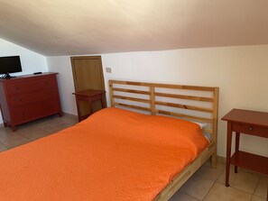 2 bedrooms, in-room safe, desk, iron/ironing board