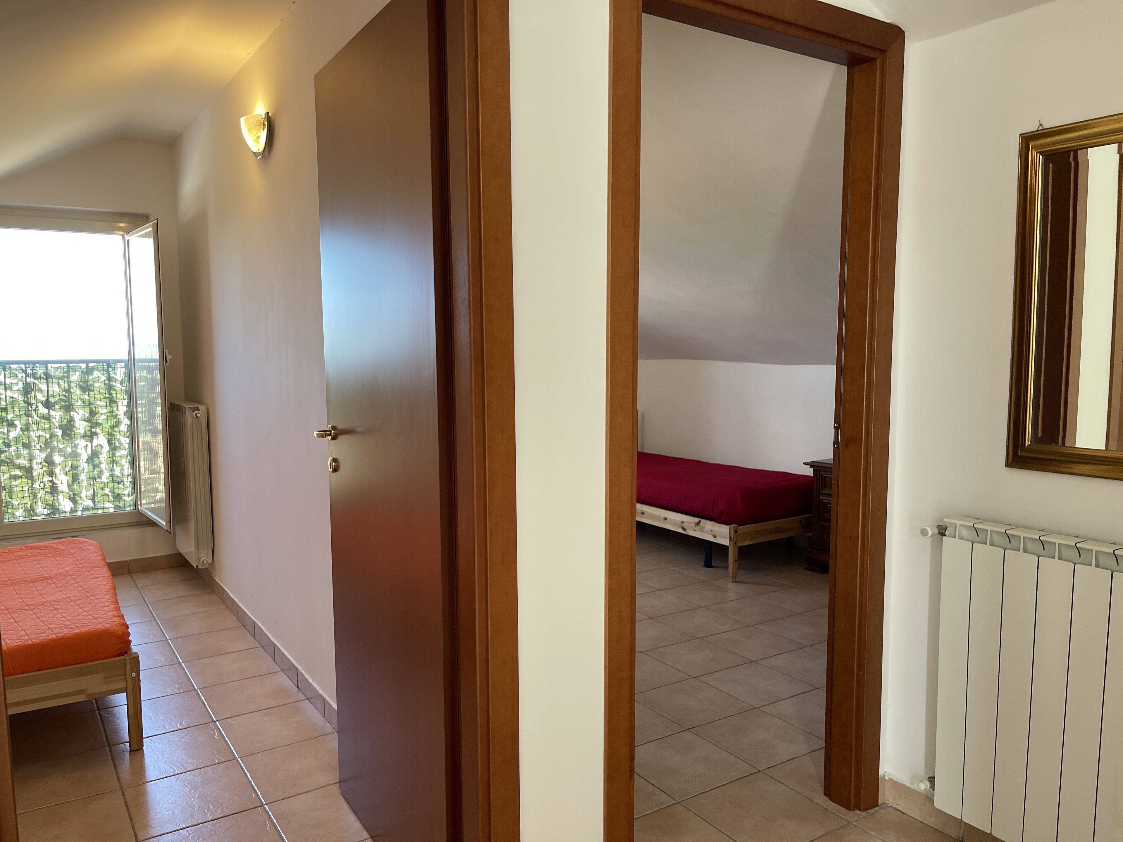 2 habitaciones, caja de seguridad en la habitación y escritorio 