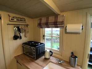 冷蔵庫、オーブン、コンロ、コーヒー / ティーメーカー
