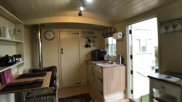 Fridge, oven, stovetop, coffee/tea maker