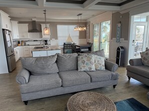 Télévision, lecteur de DVD, table de tennis de table