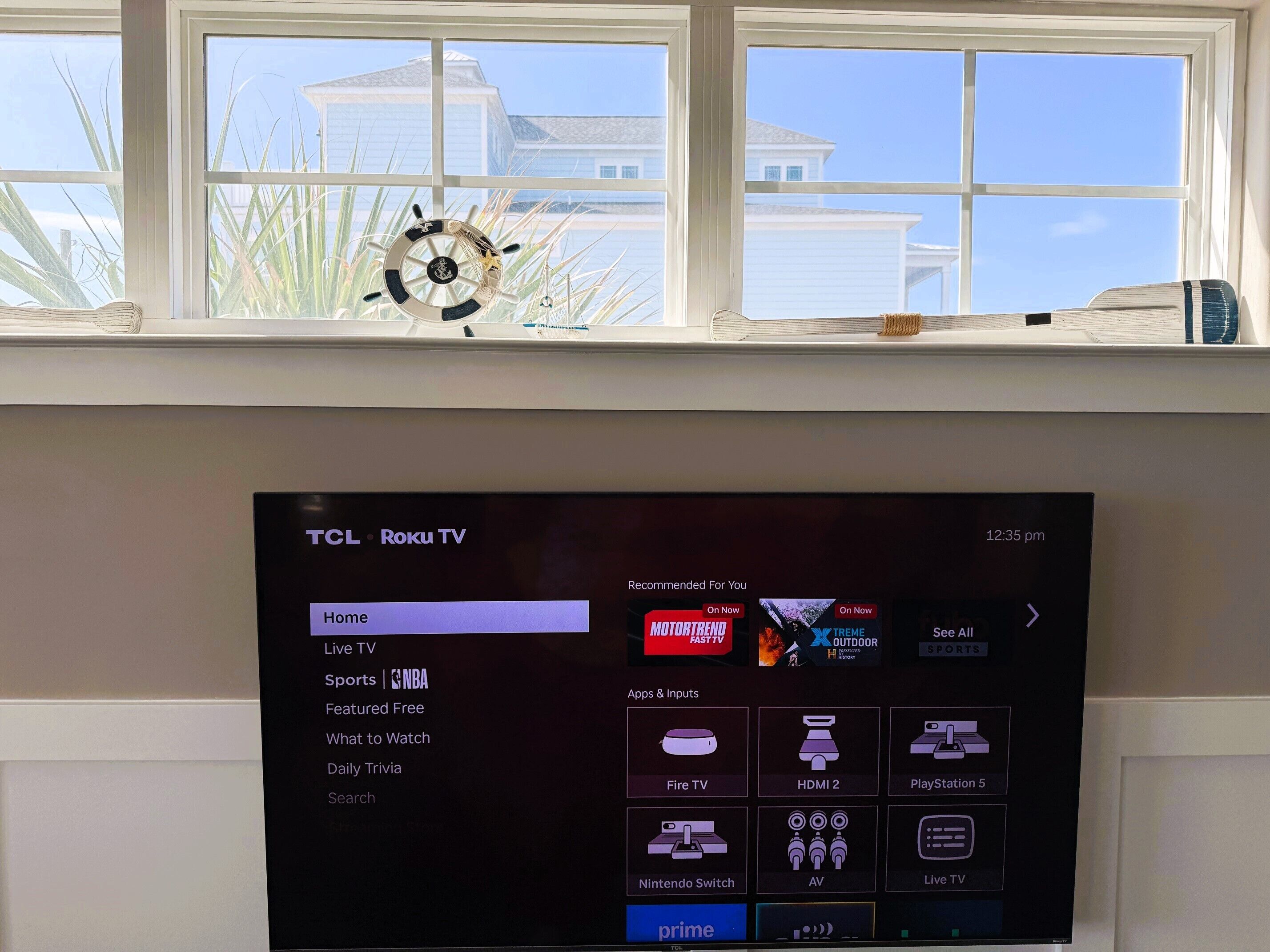 Un téléviseur TCL Roku dont l’écran d’accueil affiche différentes applications et sources d’entrée.