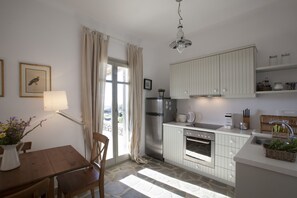 Fridge, oven, coffee/tea maker, electric kettle