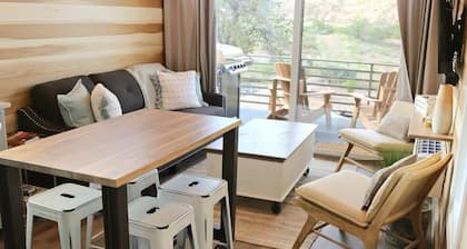 Tiny‑Home W/ King Bed, Fire Pit & Monument Views
