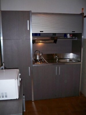 Kjøleskap, mikrobølgeovn, kokeplater og kaffetrakter/tekoker