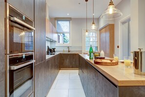 Fridge, microwave, oven, stovetop - Rawlinson Road 10B | Oxford Holiday Let | 2 Beds & Sleeps 4 (Oxford)