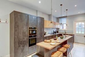 Fridge, microwave, oven, stovetop - Rawlinson Road 10B | Oxford Holiday Let | 2 Beds & Sleeps 4 (Oxford)