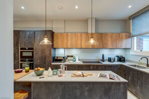 ثلاجة، ميكروويف، فرن، موقد طهي مسطح