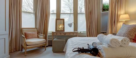 2 bedrooms, desk, iron/ironing board, WiFi