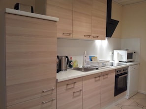 Kühlschrank, Mikrowelle, Ofen, Herdplatte
