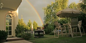 Outdoor dining - GardenView Double Family Apartment, 2 Ferienwohnungen (Nuedlingen)
