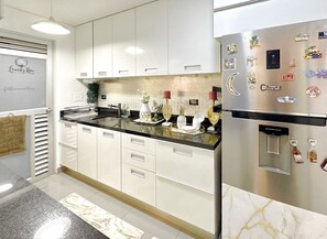 ثلاجة، ميكروويف، فرن، موقد طهي مسطح