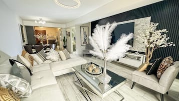 Smart TV, fireplace, DVD player, stereo