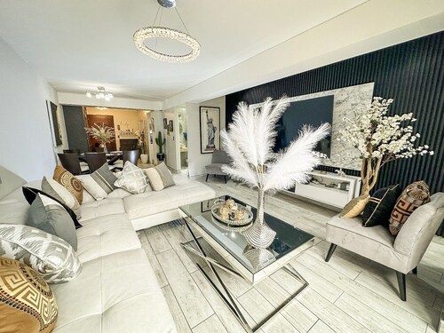 MODERN & BEAUTIFUL , WITH PRIVATE JACUZZI AND GRILL PATIO AREA 