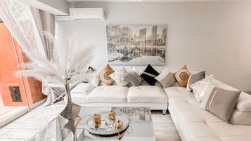 Smart TV, fireplace, DVD player, stereo