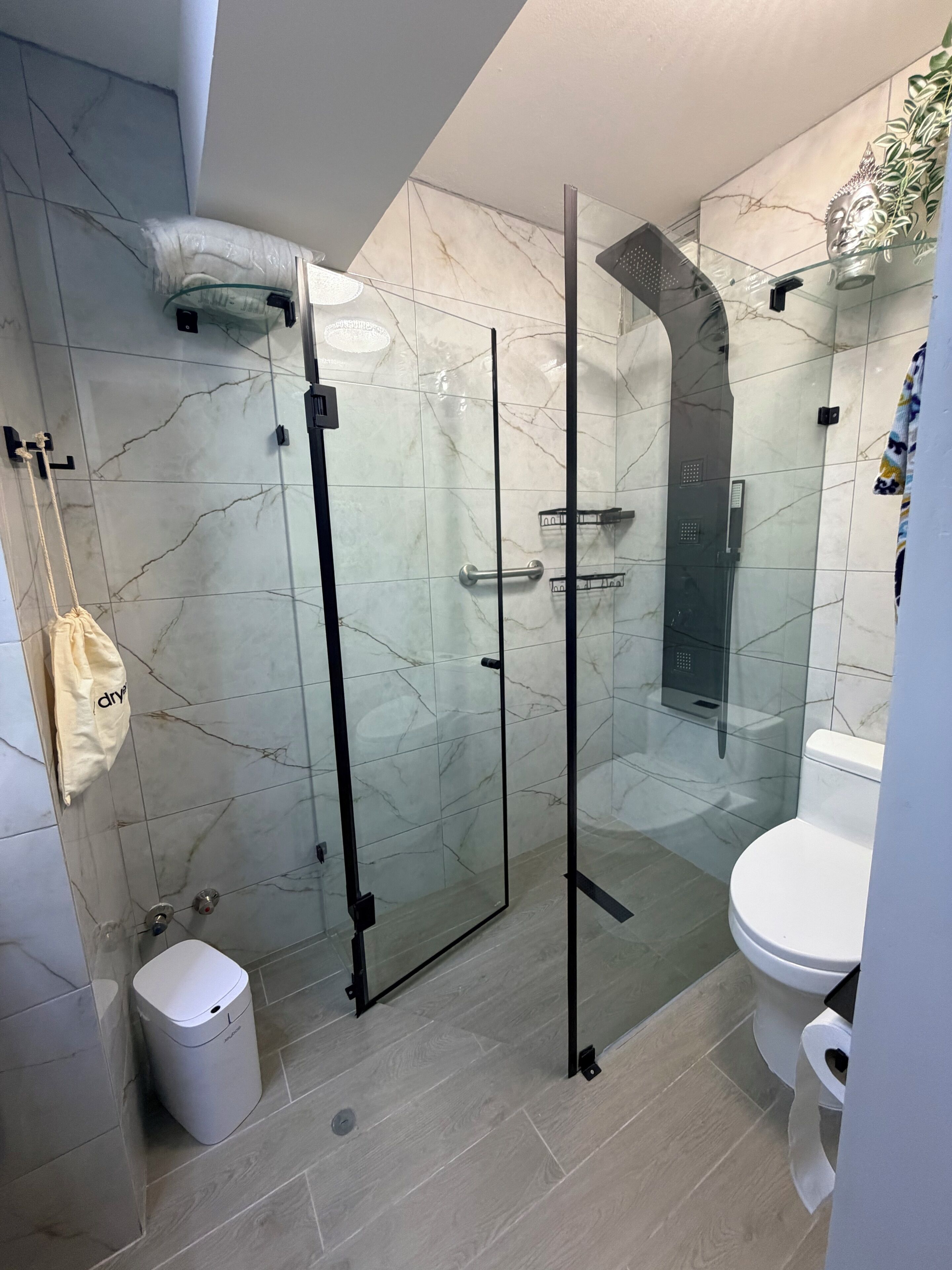 Een douche, een haardroger, handdoeken, zeep