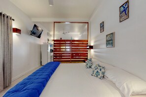 Tabla de planchar con plancha, wifi y ropa de cama 