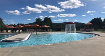 Condo Quechee - Complejo de vacaciones de verano asequible ~ Golf / Tenis / Lago / Piscina