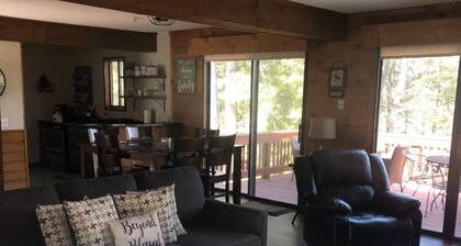 Quechee Condo - Affordable Vacation Resort ~Ski/Golf/Tennis/Lake/Pool/Gym