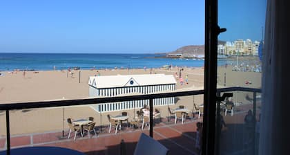 PremiĂšre ligne d'appartements de la promenade et de la plage de Las Canteras, avec balcon et wifi.