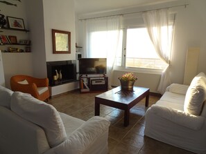 Una televisión, videojuegos, un reproductor de DVD