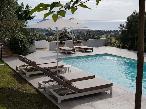 Erstaunliche Villa mit privatem Pool und atemberaubendem Panoramablick auf das Meer.